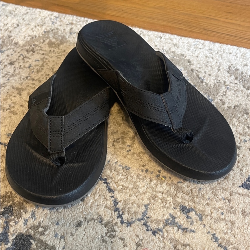 Men’s size 8 Reef Phantom Black Sandals